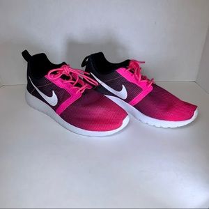 Nike Roshes Women’s Size 6 actual size 4 Youth
